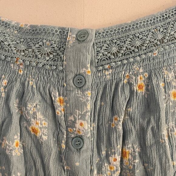 Floral Blue White Women's Flutter Sleeve Ruffle Hem Blouse Top | Size L - Picture 2 of 9